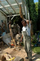 Click to see it big Ich mit Kettensäge, Impression aus dem Atelier